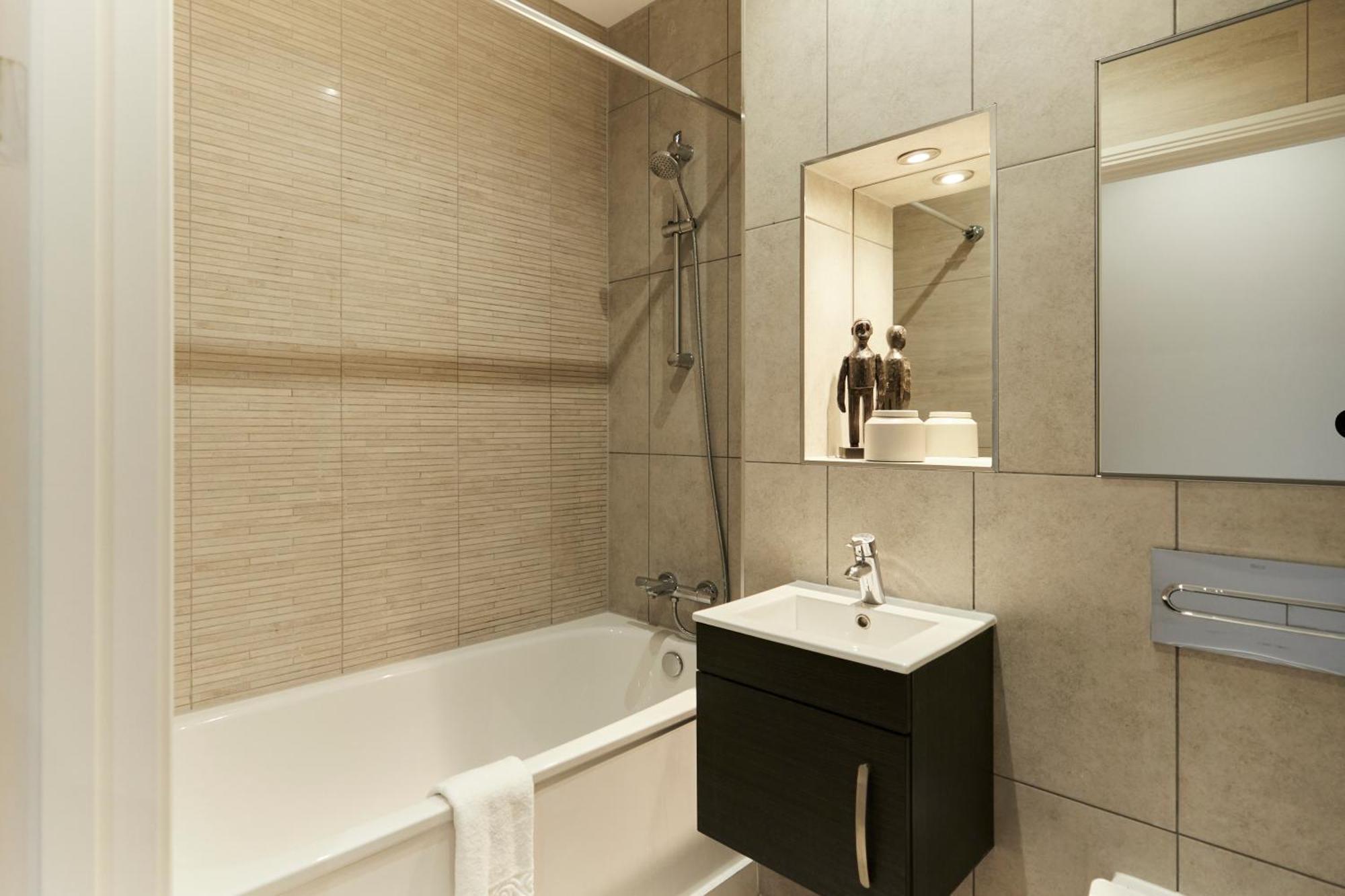 The Harlesden Escape - Spacious 3bdr Flat With Balcony Appartamento Londra